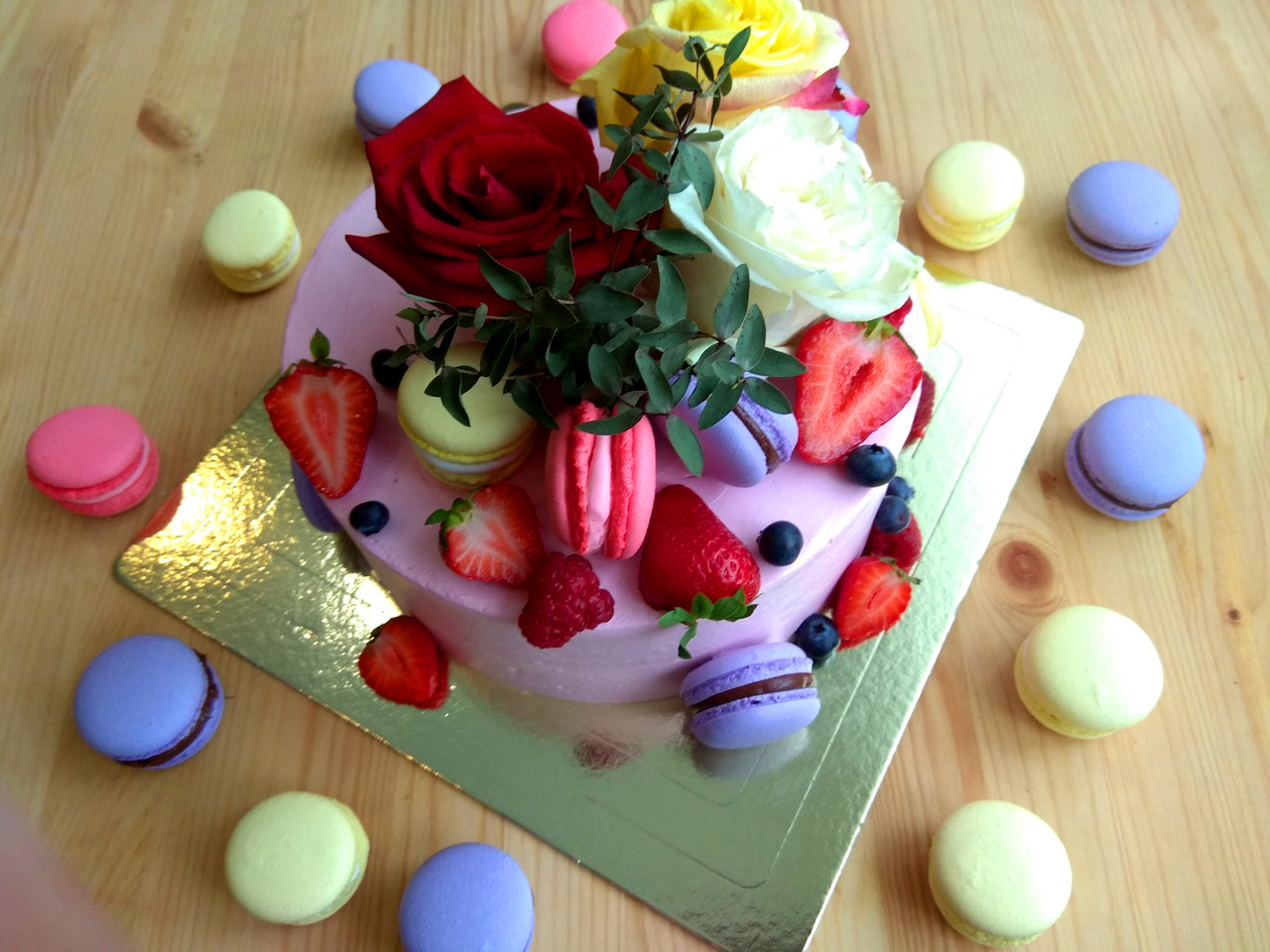 торт с цветами, торт с ягодами, торт с макарон