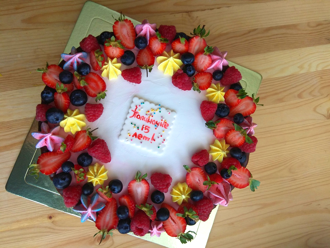 торт для девочки на день рождения, торт с ягодами, торт с безе