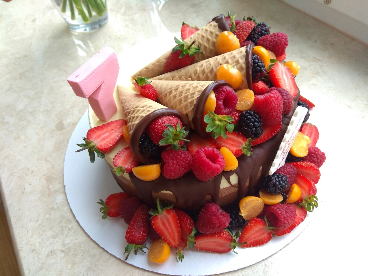торт, 3 шоколада, голый,  открытый, ягоды