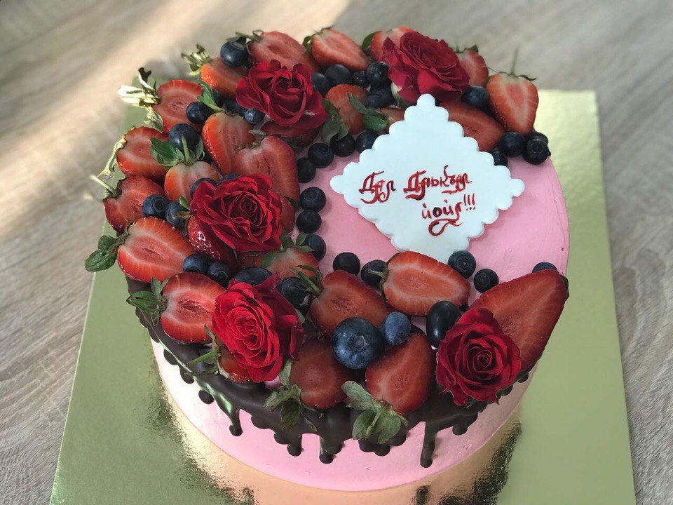 торт с ягодами и цветами
