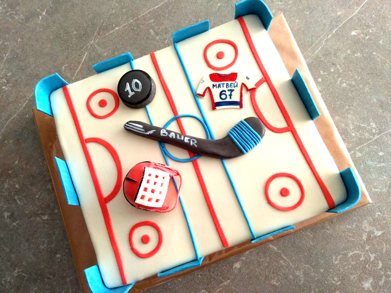 торт хоккей для мальчика, торт в виде хоккейной коробки