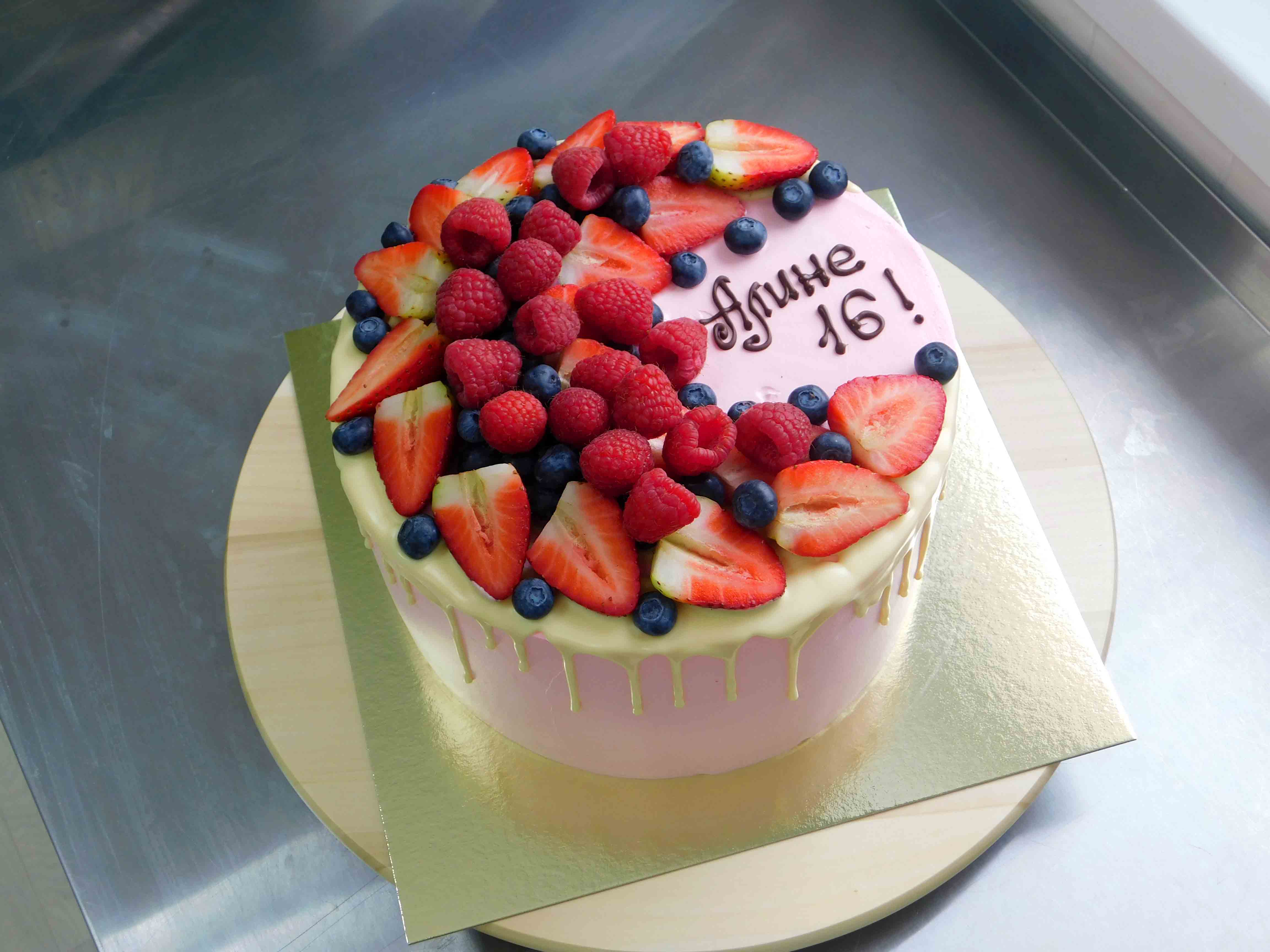 торт с кремовым покрытием и ягодами