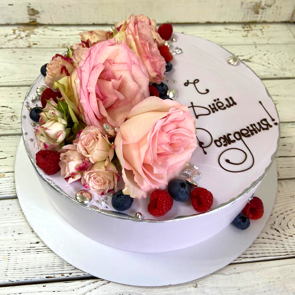 Торт с нежными цветами на юбилей женщине 50 лет