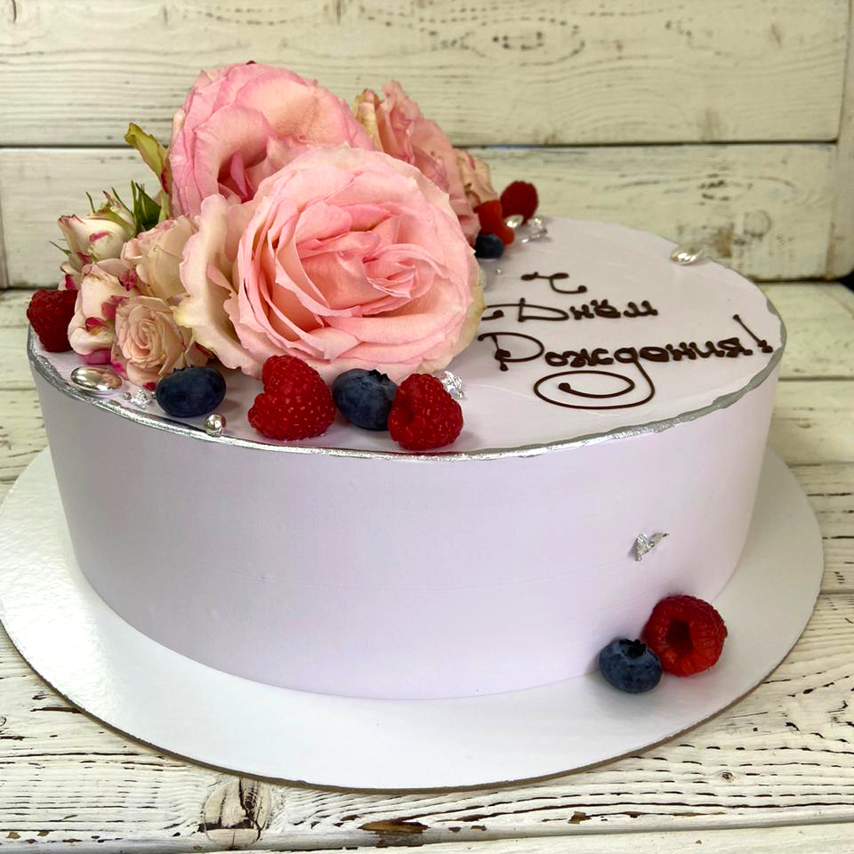 Торт с ягодами и красными живыми цветами